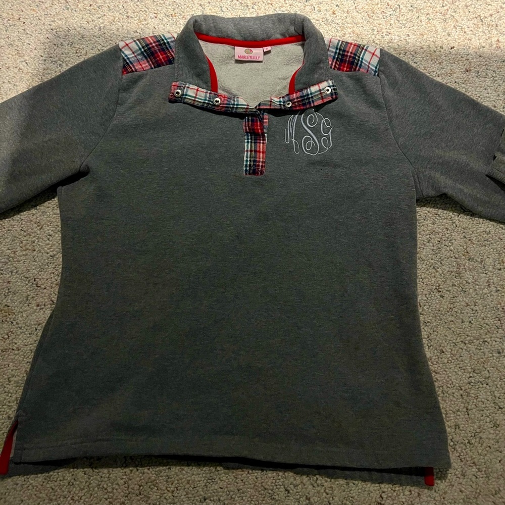 MARLEYLILLY WOMENS LONG SLEEVE SWEATER. GREY WITH PLAID COLLAR. SIZE SMALL